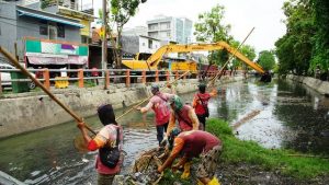Keruk Sungai Kalibokor, Pemkot Surabaya Berhasil Kumpulkan 64 Dump Truk Endapan
