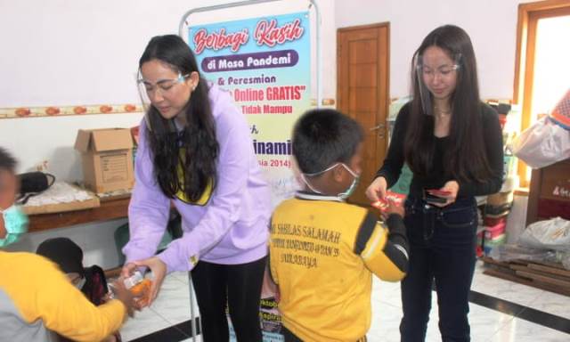 Puteri Indonesia 2014 Sumbang Puluhan Meja Lipat untuk Sekolah Online Gratis di Surabaya