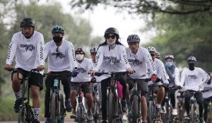Gowes Pagi Sambil Bersihkan Sampah, Generasi Putih Ajak Warga Tanbu Hidup Sehat