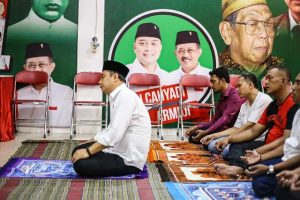 Jelang Berangkat Debat, Eri Cahyadi Pimpin Salat Maghrib Berjamaah