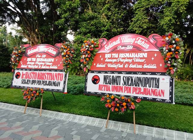 Megawati dan Hasto  Kirim Karangan Bunga Ucapan Selamat Ulang Tahun ke Risma