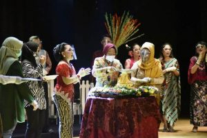 Wali Kota Risma Terima Kejutan Ulang Tahun di Pertunjukan Jula-Juli Kesenggol Campursari