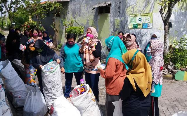 Sambangi Bank Sampah di Candi, Istri BHS Minta Warga Peduli Lingkungan