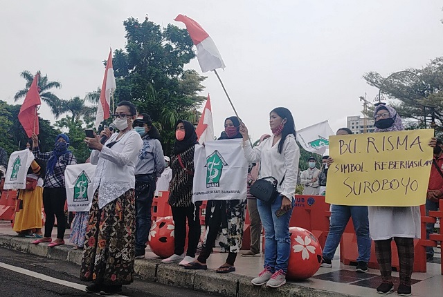 Tak Terima Wali Kota Surabaya Dihujat dan Akan Dihancurkan, Kaum Emak Gelar Aksi ‘Bela Bu Risma’