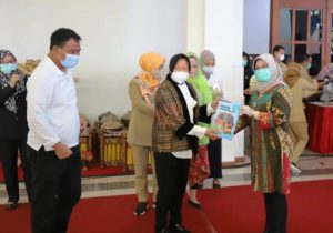 Di Momen Peringatan Hari Guru Nasional 2020, Wali Kota Risma Beri Penghargaan