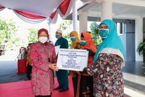 Korpri Kota Surabaya Beri Bantuan ke Panti Asuhan, Wali Kota Risma Titip Pendidikannya Jangan Dilupakan