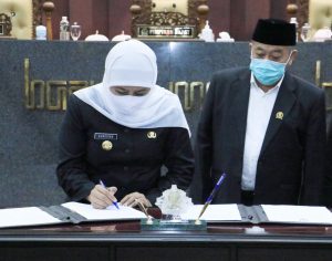 Gubernur Khofifah Tandatangani Raperda APBD TA. 2021