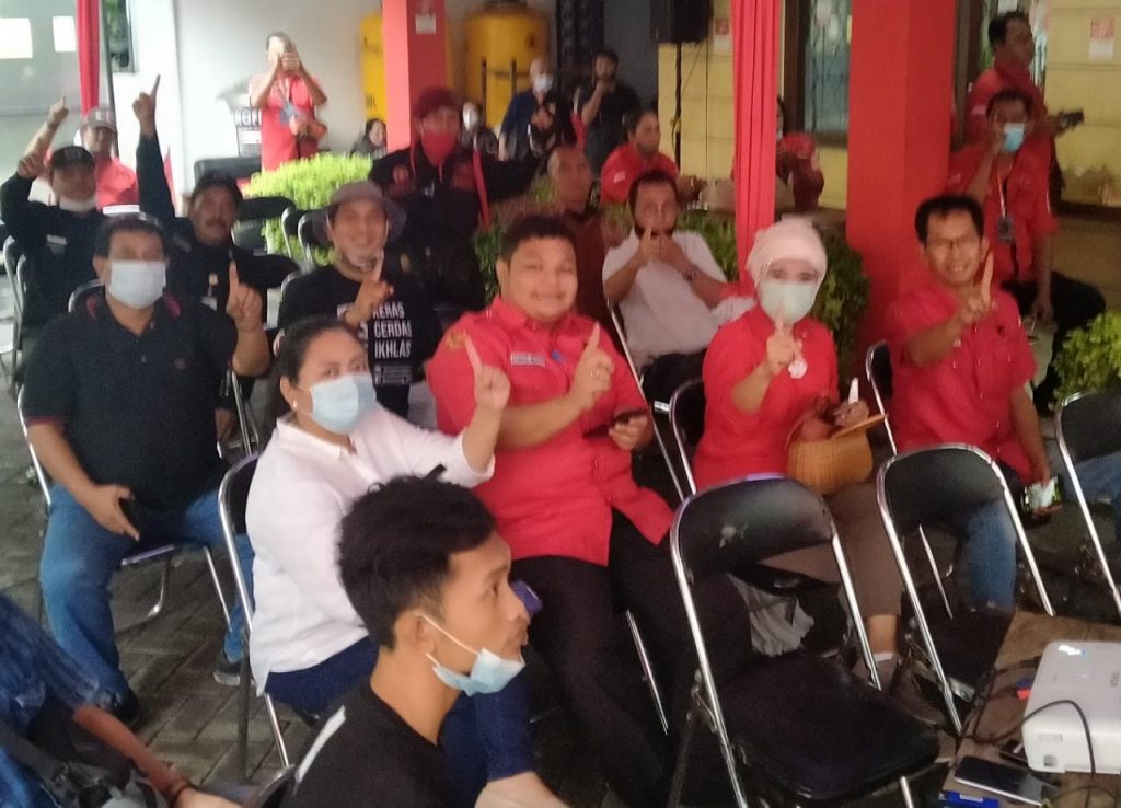 Cuaca Mendung dan Gerimis, Tapi Suasana Ceria Tampak di Kantor PDIP Surabaya
