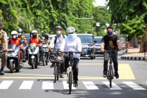 Sembari Gowes, Gubernur Khofifah Tegaskan Pentingnya Warga Patuhi Prokes
