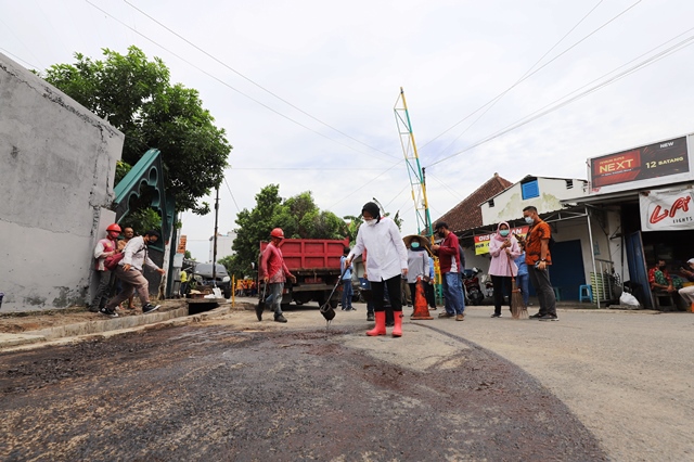 Kerja Bakti di Kembang Kuning, Wali Kota Risma juga Pimpin Pengaspalan Jalan