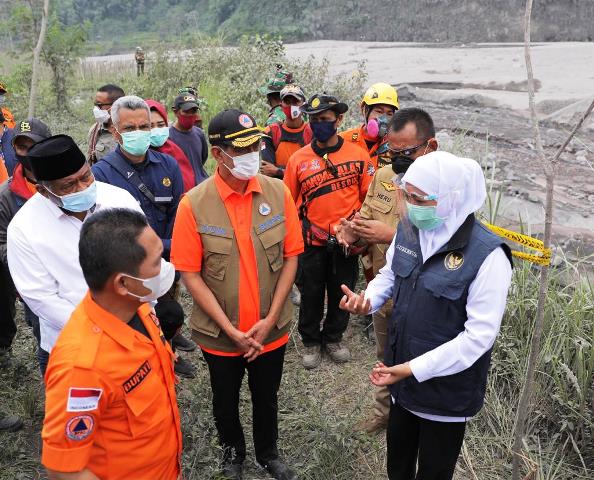 Gubernur Khofifah Perbanyak Sistem Peringatan Dini dan Keruk Timbunan Material Lahar di Dusun Curah Kobokan