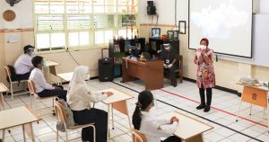 Jadi Guru Dalam Simulasi Sekolah Tatap Muka, Wali Kota Risma Bangkitkan Semangat Belajar Anak-anak