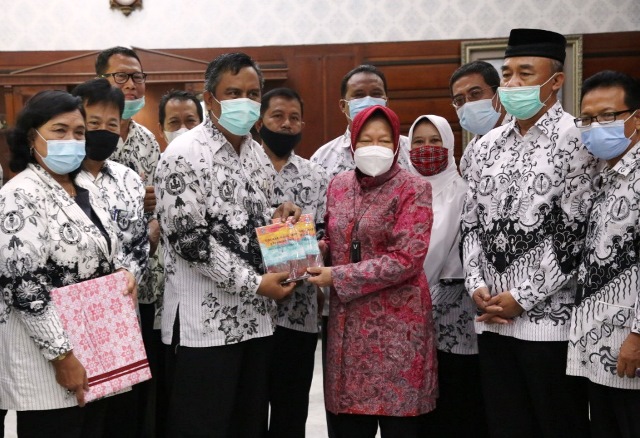 Terima Penghargaan Tokoh Pendidikan Surabaya, Wali Kota Risma Sampaikan Pentingnya Kesejahteraan Guru