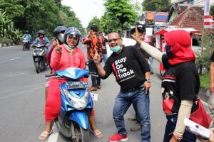 Bersyukur Elektabilitas Eri-Armuji Meningkat Tajam, Relawan Gading Bersatu Bagi-bagi Jajan Pasar