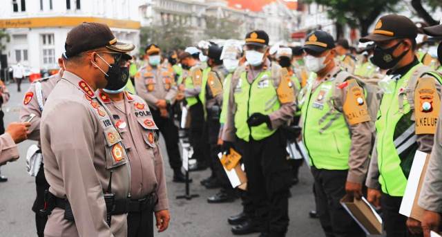 Jelang Pencoblosan, Polrestabes Surabaya Gelar Apel Pengecekan Kesiapan Petugas