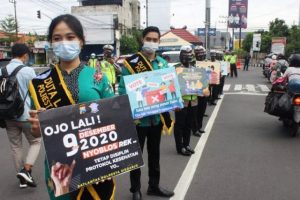 Ajak Masyarakat Gunakan Hak Pilihnya di TPS, Polwan Satlantas Polresta Sidoarjo Turun Jalan