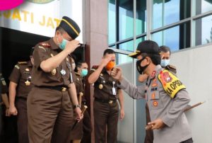 Pererat Silaturahmi dan Jaga Kemitraan, Kapolda Jatim Kunjungi Kajati M. Dofir