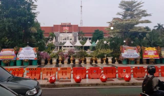Ucapkan Selamat ke Risma, Balai Kota Surabaya Dibanjiri Karangan Bunga
