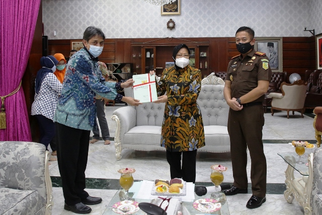 Dibantu BPN 1 dan Kejari Surabaya, Wali Kota Risma Terima 29 Sertifikat Aset Pemkot