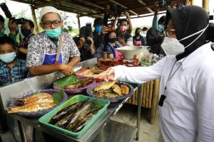 Resmikan Kompleks Sentra Ikan Romokalisari, Wali Kota Risma Ajak Warga Jaga Kebersihan