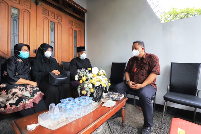 Plt Wali Kota Whisnu Turut Salatkan Jenazah di Rumah Duka Almarhum Fadly Satrianto