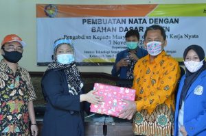 Bantu Petani, ITS Kenalkan Pembuatan Nata Berbahan Dasar Legen