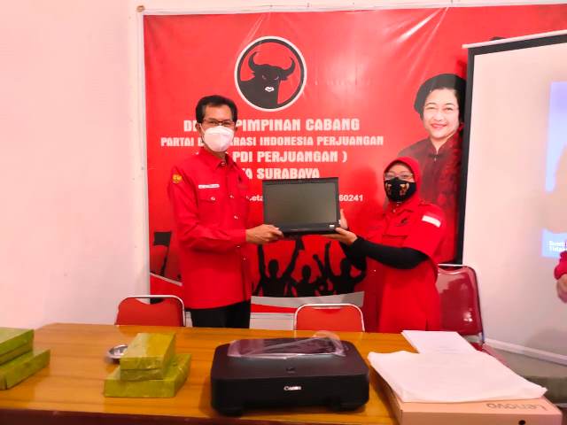 Songsong HUT Ke-48, PDIP Surabaya Bagikan Laptop dan Printer ke Jajaran Pengurus Kecamatan