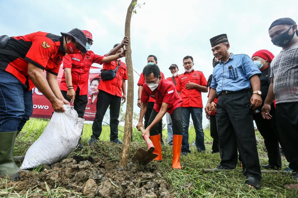 Peringati HUT Ke-48, PDIP Surabaya Tanam Pohon Bersama Masyarakat