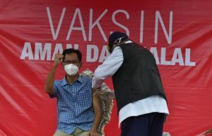 Berangkat Vaksinasi Covid-19, Ketua DPRD Surabaya Berbekal Sarapan Nagasari