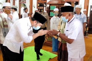 Sapa Warga Malang, Wagub Jatim Shalat Jumat Bersama Sambil Sosialisasi PPKM