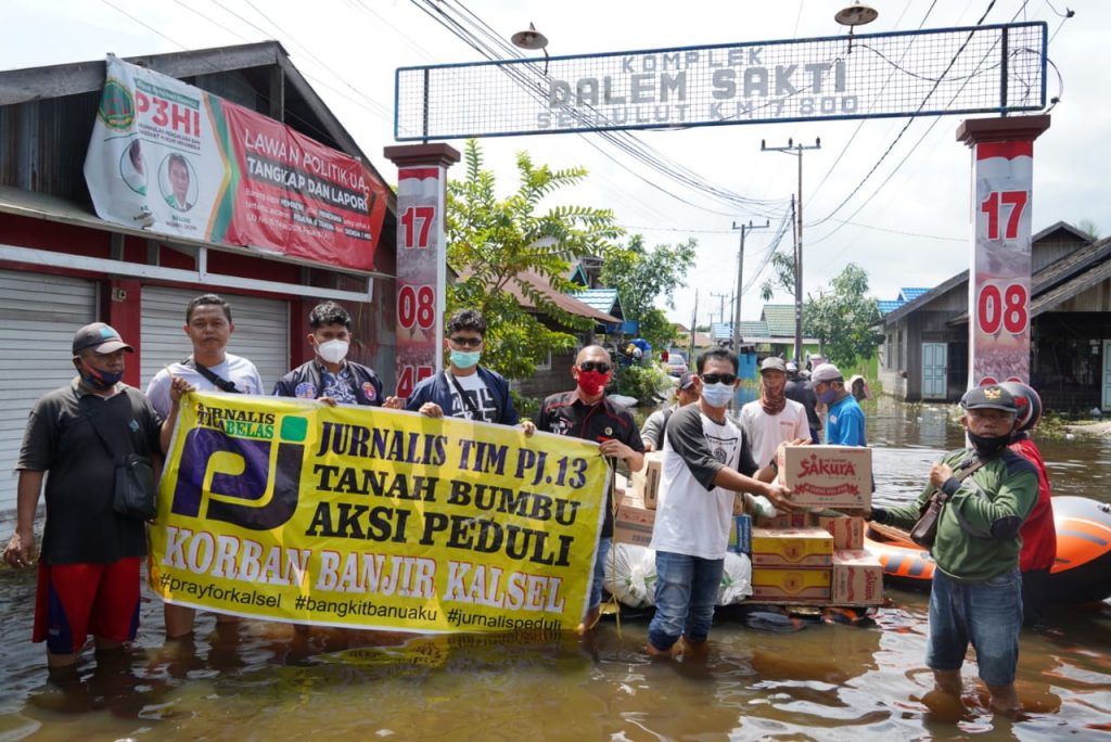 Jurnalis PJ13 Tanah Bumbu Salurkan Bantuan Korban Banjir di Sungai Sulut