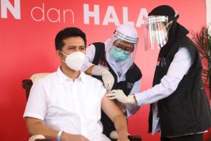 Wagub Emil Terima Vaksin Covid 19 Pertama di Jawa Timur