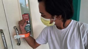 Abmas ITS Rancang Alat Bantu Gagang Pintu Anti Covid-19
