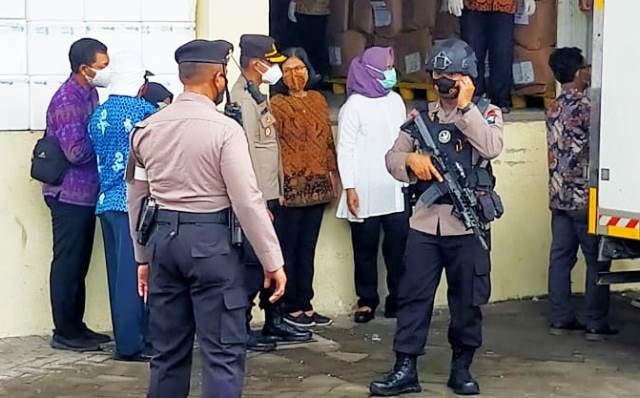 Gudang Farmasi Penyimpanan Vaksin Kota Surabaya Dijaga Ketat Polisi Bersenjata Laras Panjang