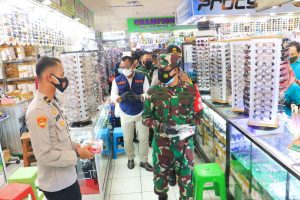 Sekdaprov dan Forkopimda Jatim Bagi Masker di PGS Sambil Ingatkan Prokes