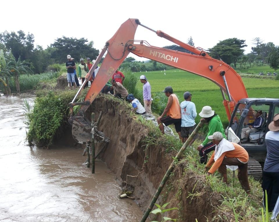 Warga Benahi Tanggul Sungai Konto, Pengusaha Tambang Pasir Asal Nganjuk Bantu 2 Unit Alat berat