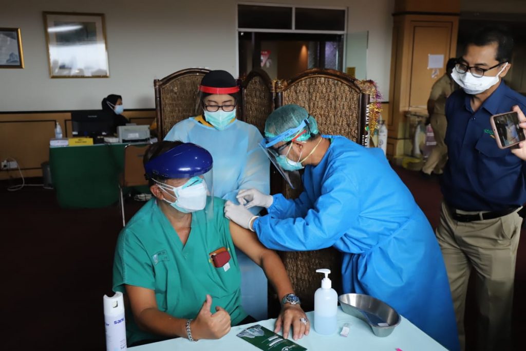 Nakes Lansia di Kota Surabaya Mulai Terima Vaksin Covid-19