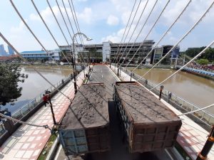 Uji Kelayakan dengan Dua Truk Seberat 100 Ton, Pakar ITS Pastikan Jembatan Joyoboyo Lolos Kuat Menahan Beban