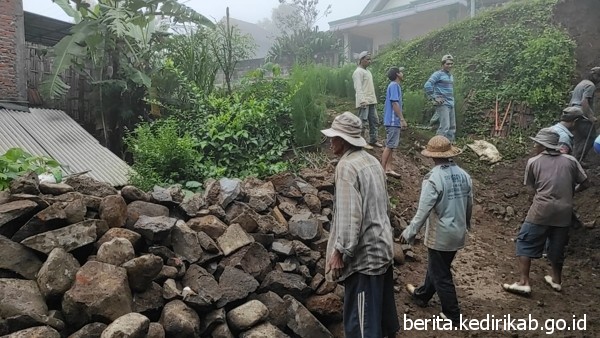 Curah Hujan Tinggi, Kades Pamongan Mojo Kediri Ingatkan Warga Agar Waspada