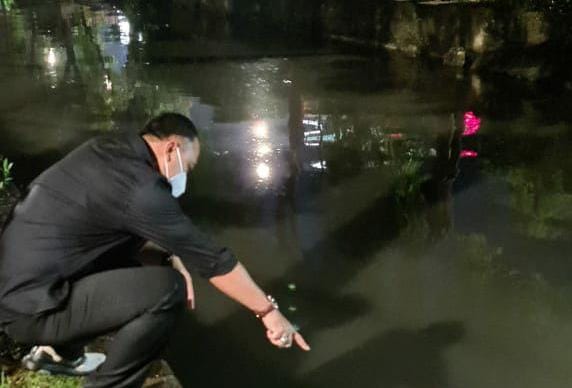 Wali Kota Eri Cahyadi Tinjau Pompa Kenjeran Saat Hujan Turun 