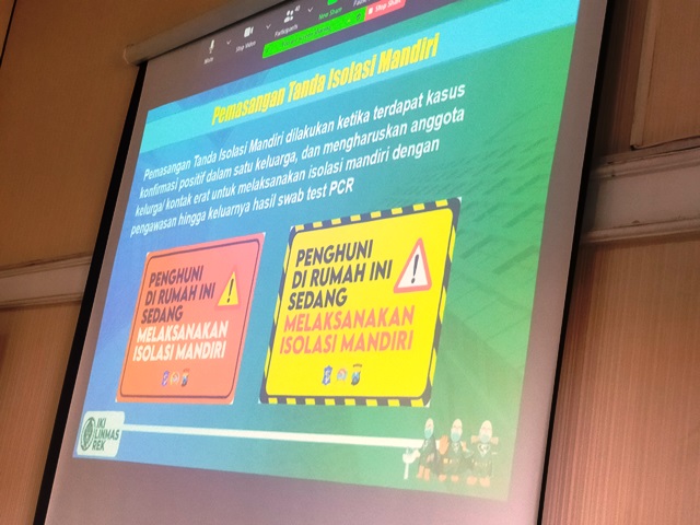 Satgas Covid-19 Surabaya Ajak Warga Lindungi Keluarga yang Isoman Melalui Penempelan Stiker