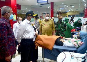 Menko PMK dan Mensos Tinjau UDD PMI Surabaya, Wali Kota Whisnu Harap Ketersediaan Kantong Plasma Bisa Segera Teratasi
