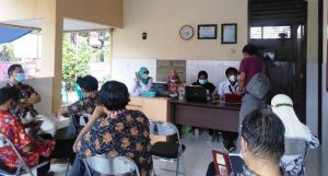 Sambut Kuliah offline, Karyawan dan Dosen UNDIKA Terima Fasilitas Vaksin Covid-19