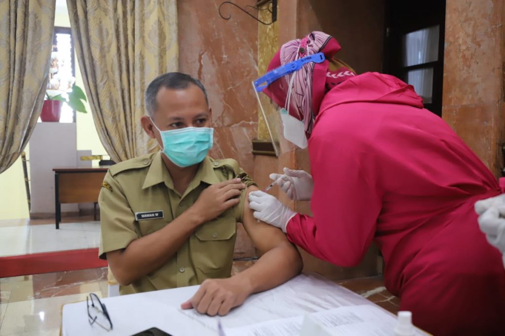 Pemkot Surabaya Terus Lakukan Vaksinasi, Kini Giliran Lingkup DPRD yang Divaksin