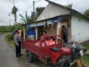 Support Warga Terdampak Pandemi dan Korban Puting Beliung, Polsek Plosoklaten Kediri Bagikan Sembako