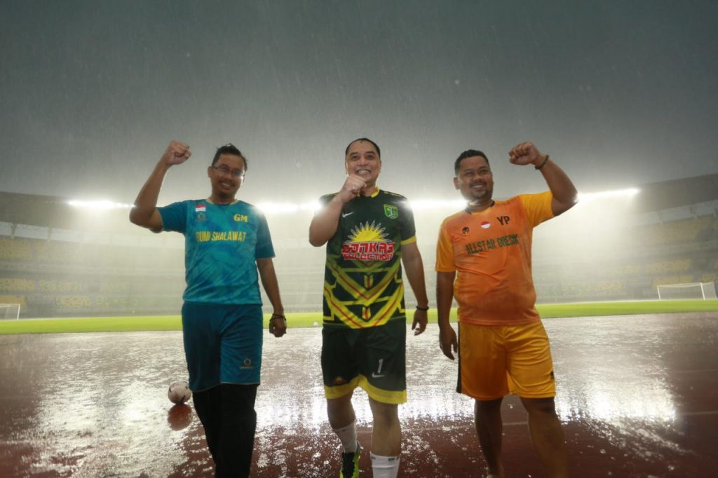 Pererat Tali Silaturahmi, Tiga Kepala Daerah Surabaya Raya Tanding Sepak Bola di Stadion GBT