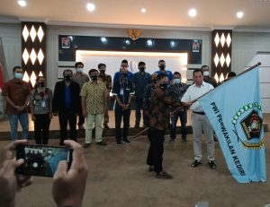 Dikukuhkan Sebagai Ketua PWI Perwakilan Kediri, Ini Harapan Bambang Iswahyoedhi