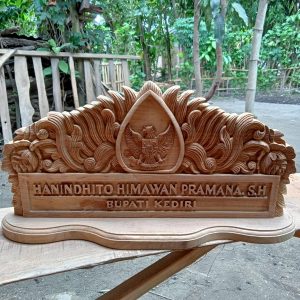 Papan Nama Ukir Karya Warga Desa Peh Kulon Kediri Diminati Pejabat Lokal dan Pusat
