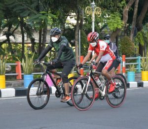 Ketemu Lansia di Jalan saat Gowes To Zoo, Wali Kota Eri Cahyadi Lakukan Ini