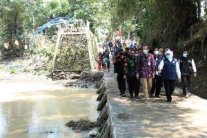 Gubernur Khofifah Minta BBWS Bengawan Solo, Pemkab Bersama Pemprov Segera Bangun Bronjong dan Plengsengan